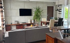 Uroczy apartament z ogrodem
